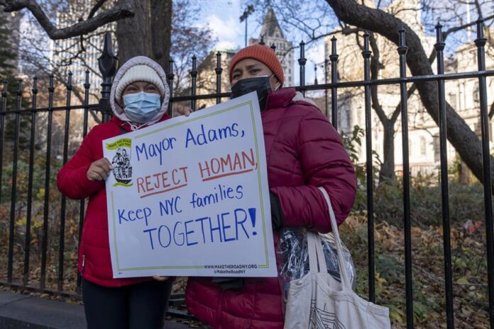 Una persona sostiene un cartel durante una manifestación de grupos proinmigrantes este jueves, frente a la Alcaldía de Nueva York (1)