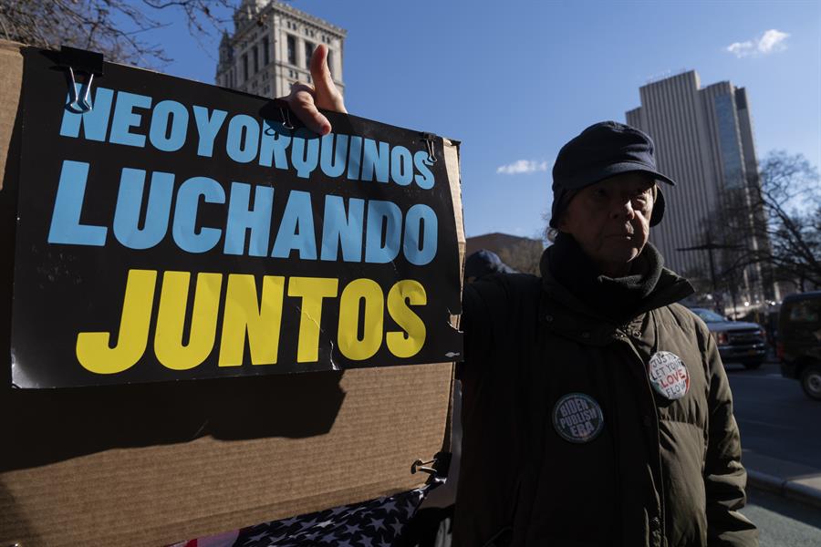 Una persona sostiene un cartel durante una manifestaci&oacute;n de grupos proinmigrantes este jueves, frente a la Alcald&iacute;a de Nueva York (2)