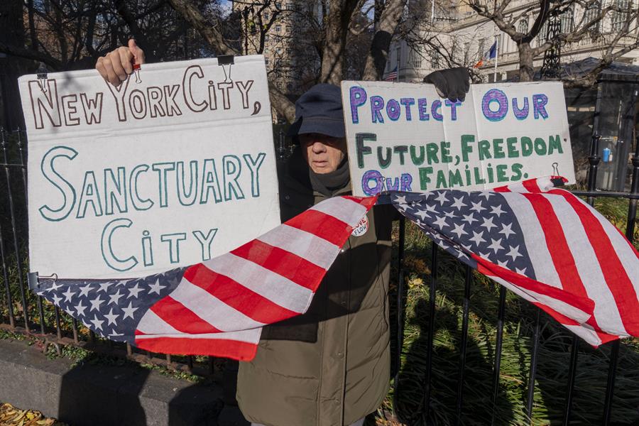 Una persona sostiene un cartel durante una manifestaci&oacute;n de grupos proinmigrantes este jueves, frente a la Alcald&iacute;a de Nueva York (3)