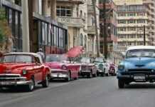 El deshielo entre Cuba y EE.UU. cumple una década en horas bajas autos clásicos de la década de los 50 y de fabricación en los Estados Unidos sobre una avenida, en La Habana