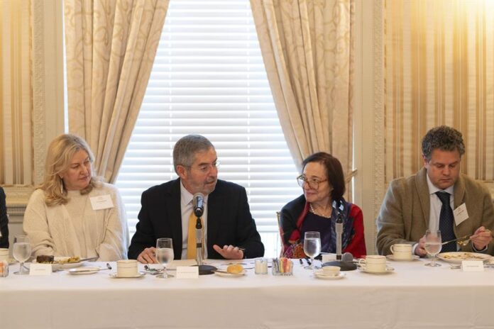canciller mexicano, Juan Ramón de la Fuente (c), durante una reunión con inversionistas estadounidenses canciller mexicano, Juan Ramón de la Fuente (c), durante una reunión con inversionistas estadounidenses