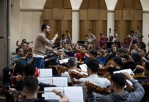 director académico musical Andrés David Ascanio Abreu, durante una práctica con la Orquesta Sinfónica Simón Bolívar de Venezuela en Caraca