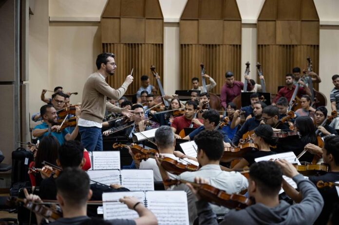 director académico musical Andrés David Ascanio Abreu, durante una práctica con la Orquesta Sinfónica Simón Bolívar de Venezuela en Caraca