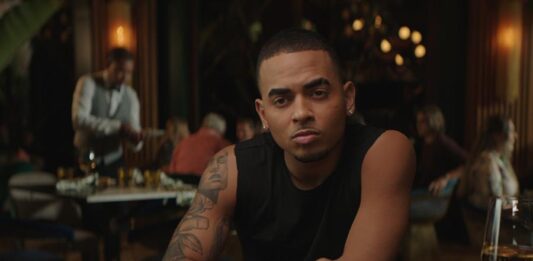 escena de la pelicula 'Odisea' donde aparece el músico puertorriqueño Ozuna.