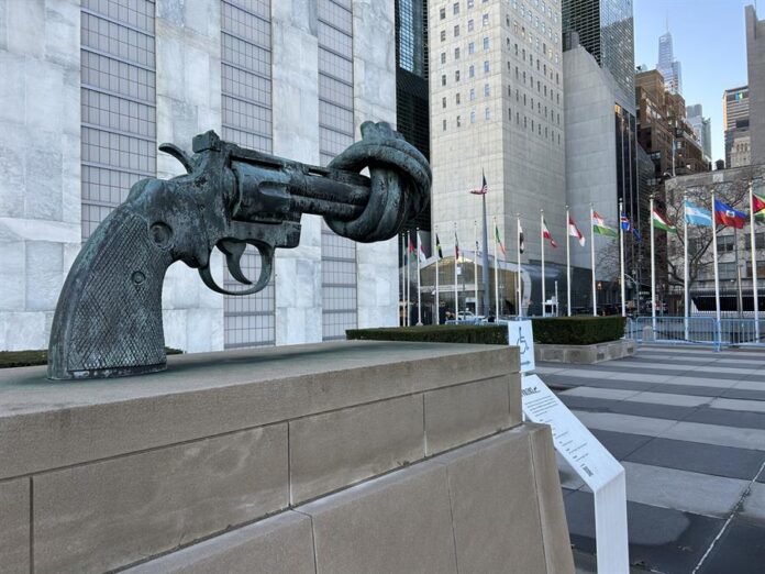 escultura del artista sueco Carl Fredrik Reuterswärd, la 'Pistola Anudada' escultura del artista sueco Carl Fredrik Reuterswärd, la 'Pistola Anudada'