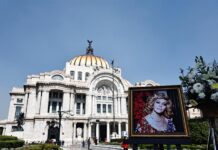 fotografía de la actriz mexicana Silvia Pinal, en la explanada del Palacio de Bellas Artes