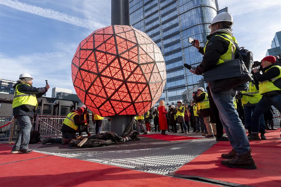 la ic&oacute;nica bola de cristal de Times Square este viernes, en Nueva York