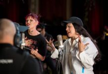 Los Latin Grammy reúnen a una decena de artistas en el proyecto 'Sessions: 25 años' la cantante chilena Mon Laferte (d), junto a la cantante mexicana Bruses
