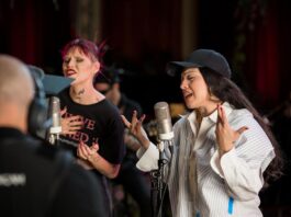 Los Latin Grammy reúnen a una decena de artistas en el proyecto 'Sessions: 25 años' la cantante chilena Mon Laferte (d), junto a la cantante mexicana Bruses