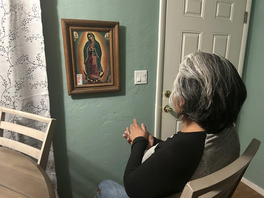 la mexicana Mar&iacute;a Santos (i), y su hijo