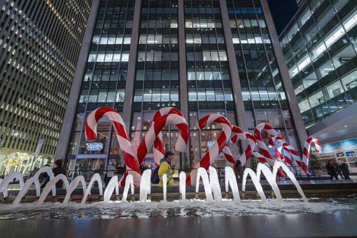 personas caminando frente al Radio City, en Nueva Yor navidad en Nueva York