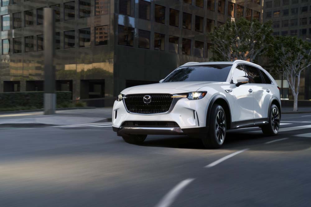 034_CX90-PHEV_90Cornering