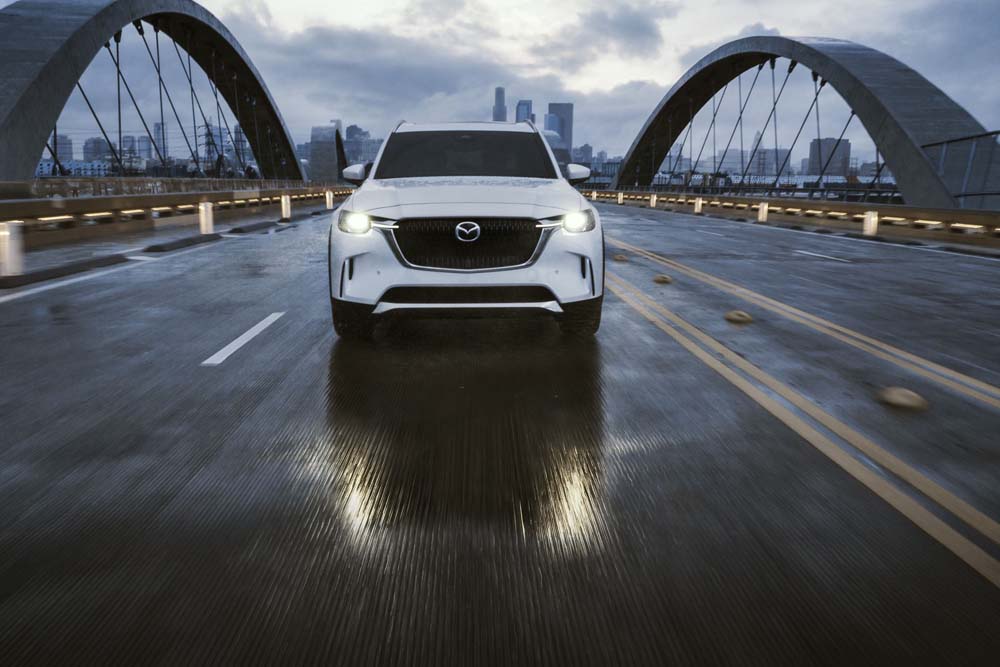 036_CX90-PHEV_WideHero-LeavingCity