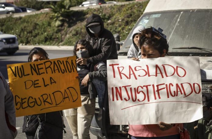 Activistas y migrantes participan en una manifestación frente a la Comisión Nacional de Derechos Humanos