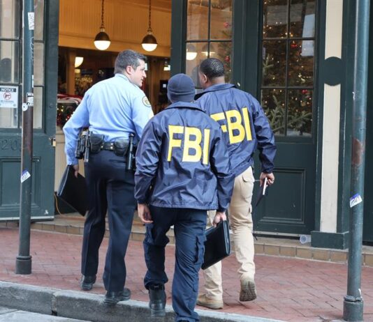 Trump aplaude "el gran trabajo" del jefe del FBI ante críticas por el caso de Charlie Kirk Agentes de FBI