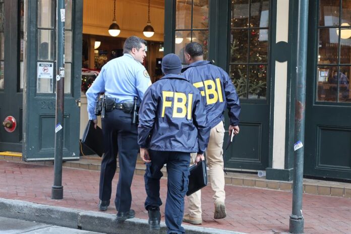Agentes de FBI investigan la zona donde se llevó a cabo un atentado este jueves, en Nueva Orleans Agentes de FBI