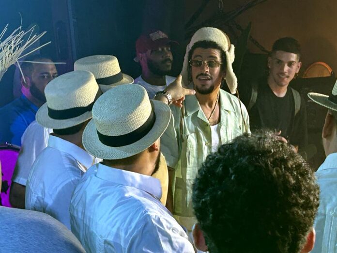 Bad Bunny (c) y Los Pleneros de la Cresta interpretando el tema 'CAFé CON RON' en La Respuesta, en San Juan