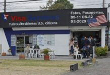 Ciudadanos colombianos solicitantes de visa de los Estados Unidos caminan afuera de la embajada estadounidense este lunes, en Bogotá (2)