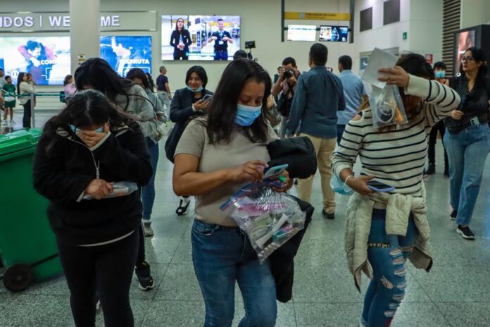 Ciudadanos ecuatorianos llegan a Guayaquil luego de ser deportados por EE.UU (1) inmigrantes