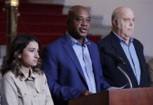 El Canciller de Colombia, Luis Gilberto Murillo (c), habla durante una rueda de prensa