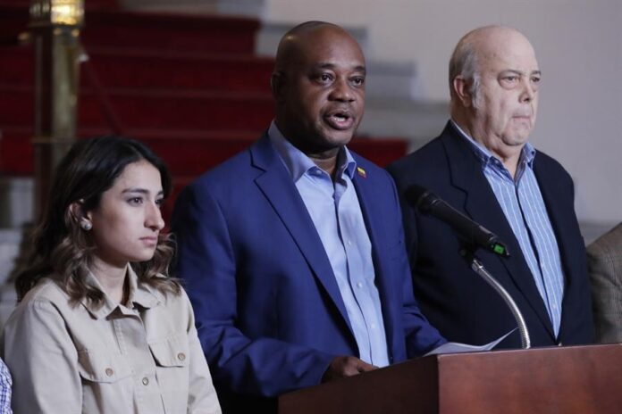 El Canciller de Colombia, Luis Gilberto Murillo (c), habla durante una rueda de prensa