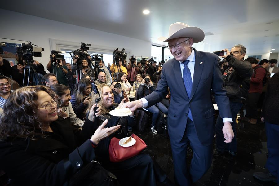 El embajador de Estados Unidos en México, Ken Salazar partió la tradicional Rosca de Reyes, durante una rueda de prensa