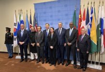 El embajador de Panamá ante la ONU, Eloy Alfaro de Alba (d), participa durante una ceremonia del Consejo de Seguridad