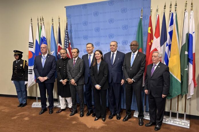 El embajador de Panamá ante la ONU, Eloy Alfaro de Alba (d), participa durante una ceremonia del Consejo de Seguridad El embajador de Panamá ante la ONU, Eloy Alfaro de Alba (d), participa durante una ceremonia del Consejo de Seguridad