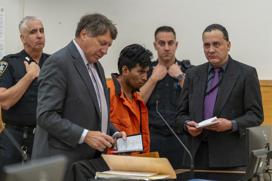 El guatemalteco Sebasti&aacute;n Zapeta (c) asiste a una audiencia este martes, en Nueva York