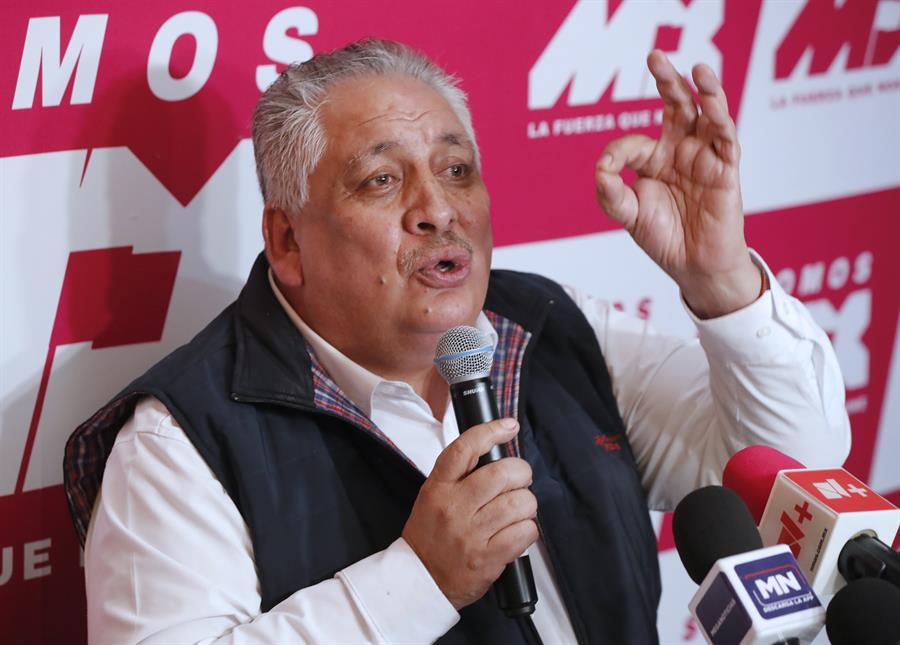El líder Guadalupe Acosta Naranjo habla durante una rueda de prensa este miércoles, en Ciudad de México