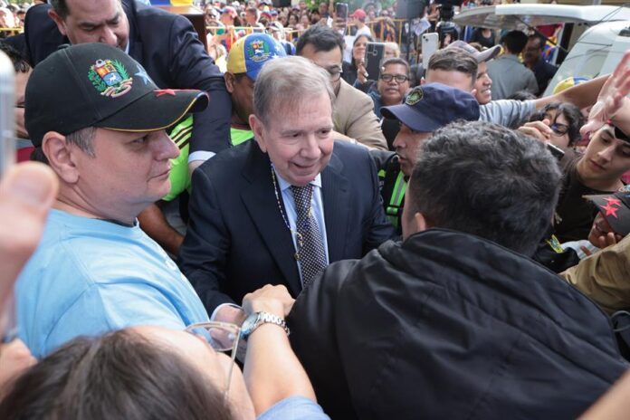 El líder opositor venezolano Edmundo González Urrutia (c) saluda a simpatizantes