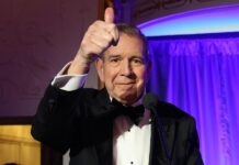 El líder opositor venezolano Edmundo González Urrutia participa durante una gala