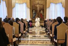 El papa anima a Trump a construir un país "sin odio o discriminación" y a promover la paz