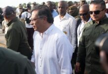 El presidente de Colombia, Gustavo Petro camina a su llegada este miércoles, al aeropuerto de Jacmel