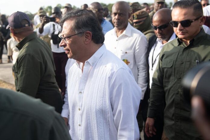 El presidente de Colombia, Gustavo Petro camina a su llegada este miércoles, al aeropuerto de Jacmel