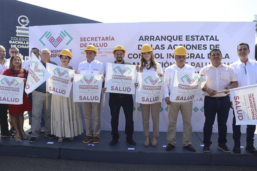 El secretario de Salud del estado de Chiapas, Omar Gómez Cruz (c), participa junto a otros funcionarios en un acto protocolario