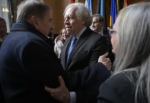 El secretario de la OEA Luis Almagro (c) recibe al líder opositor venezolano Edmundo González Urrutia