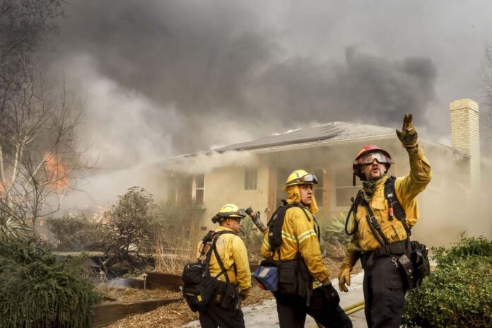 Wildfires force thousands of evacuations in Los Angeles area incendio