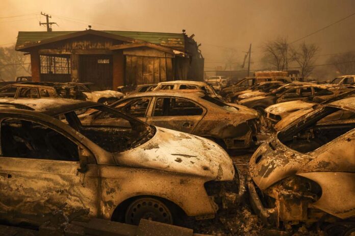 Wildfires force thousands of evacuations in Los Angeles area incendio