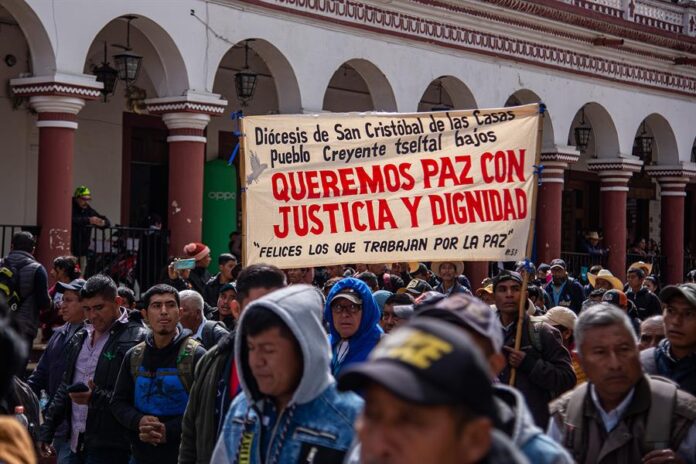 Indígenas sostienen carteles durante una marcha en rechazo a la violencia (2)