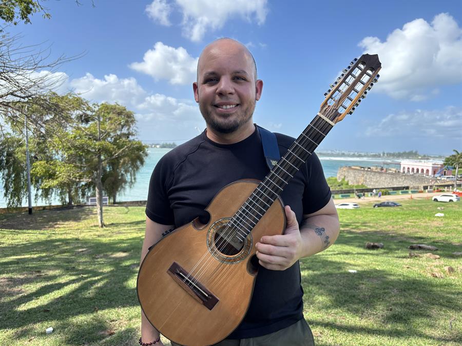 Jos&eacute; Eduardo Santana, m&uacute;sico que interpreta el Cuatro puertorrique&ntilde;o en la canci&oacute;n 'PIToRRO DE COCO' de Bad Bunny