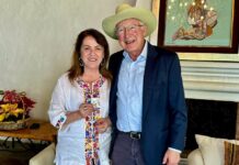 Ken Salazar (d) junto a la gobernadora del estado de Morelos, Margarita González