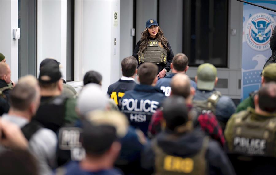 Kristi Noem, hablando con agentes del Servicio de Control de Inmigraci&oacute;n y Aduanas