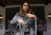 La cofundadora del Frente Nacional contra la Violencia Vicaria, Lisi Celis, se encadena