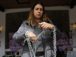 La cofundadora del Frente Nacional contra la Violencia Vicaria, Lisi Celis, se encadena