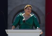La gobernadora de Puerto Rico Jenniffer González pronuncia un discurso