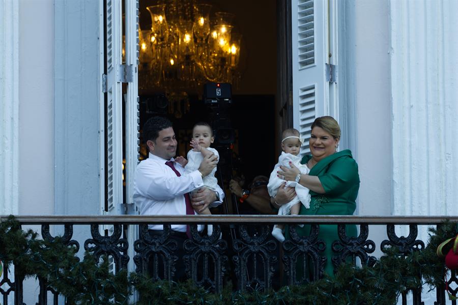 La gobernadora de Puerto Rico, Jenniffer Gonz&aacute;lez, y su esposo, Jos&eacute; Jovin Vargas, sostienen a sus hijos Jos&eacute; Yov&iacute;n Jorge y Jenniffer Nydia Mercedes