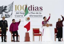La presidenta de México, Claudia Sheinbaum (2-d), saluda previo al discurso de los primeros 100 días