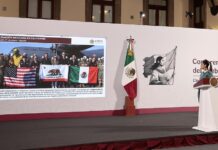 La presidenta de México, Claudia Sheinbaum, observa una imagen de la delegación mexicana en California
