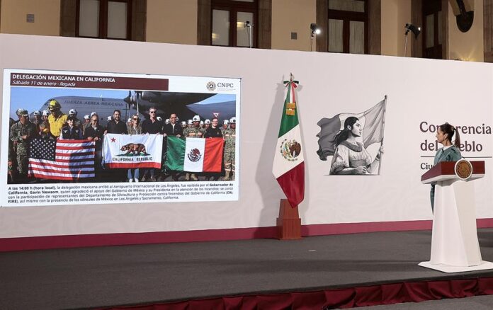 La presidenta de México, Claudia Sheinbaum, observa una imagen de la delegación mexicana en California La presidenta de México, Claudia Sheinbaum, observa una imagen de la delegación mexicana en California